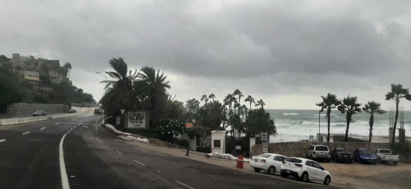 &copy; Reuters. الإعصار كاي يتسبب في رياح عاتية يوم الأربعاء على ساحل المكسيك. صورة حصلت عليها رويترز من وسائل للتواصل الاجتماعي. (يحظر إعادة البيع أو الوضع 