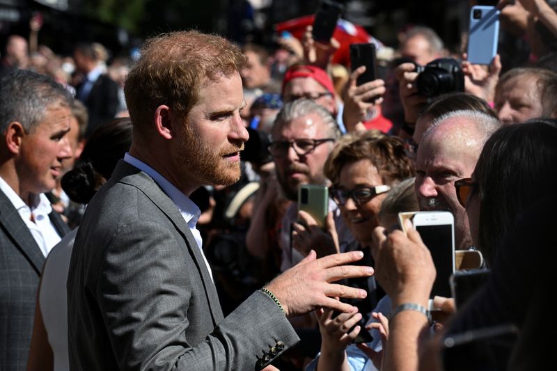 &copy; Reuters. FILE PHOTO: Britain's Prince Harry talks to onlookers in front of the City Hall as he attends the event 'One year to go' ahead of the 2023 Invictus Games in Duesseldorf, Germany, September 6, 2022. REUTERS/Benjamin Westhoff