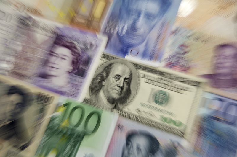 &copy; Reuters. Imagen de archivo ilustrativa de billetes de varias monedas mundiales, como el yuan chino, el yen japonés, el dólar estadounidense, el euro, la libra esterlina y el franco suizo, en Varsovia, Polonia. 26 de enero, 2011. REUTERS/Kacper Pempel/Archivo