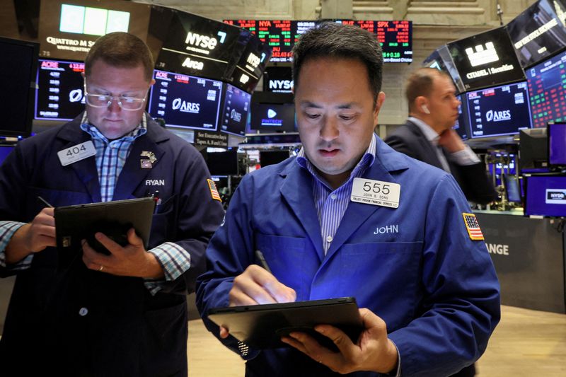 &copy; Reuters. FILE PHOTO: Traders work on the floor of the New York Stock Exchange (NYSE) in New York City, U.S., September 7, 2022.  REUTERS/Brendan McDermid