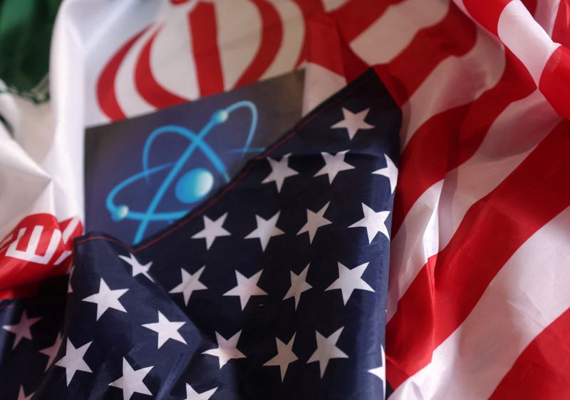 © Reuters. صورة توضيحية لرمز نووي والعلمين الأمريكي والإيراني التقطت يوم الثامن من سبتمبر 2022. تصوير: دادو روفيتش - رويترز.