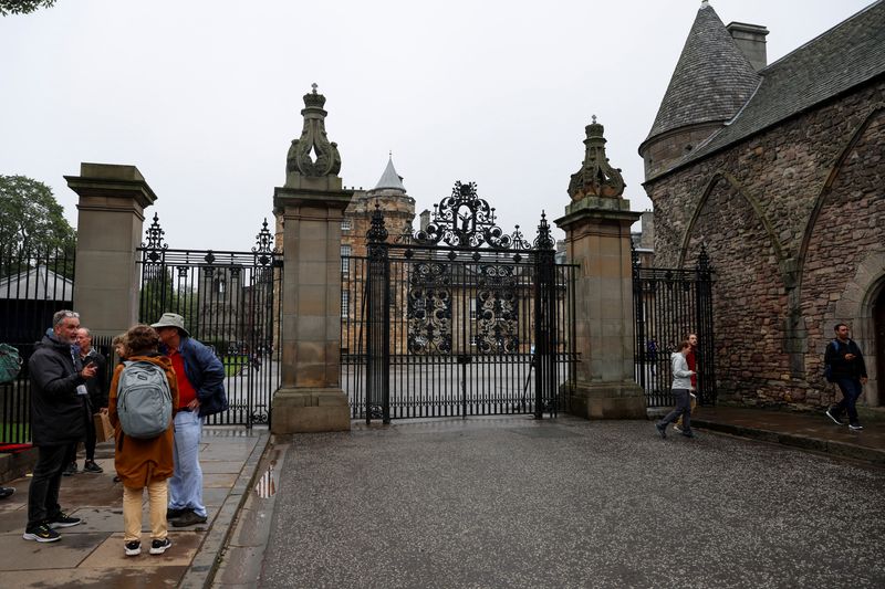 &copy; Reuters. Pessoas se reúnem no Palácio de Holyroodhouse
 8/9/2022   REUTERS/Lee Smith