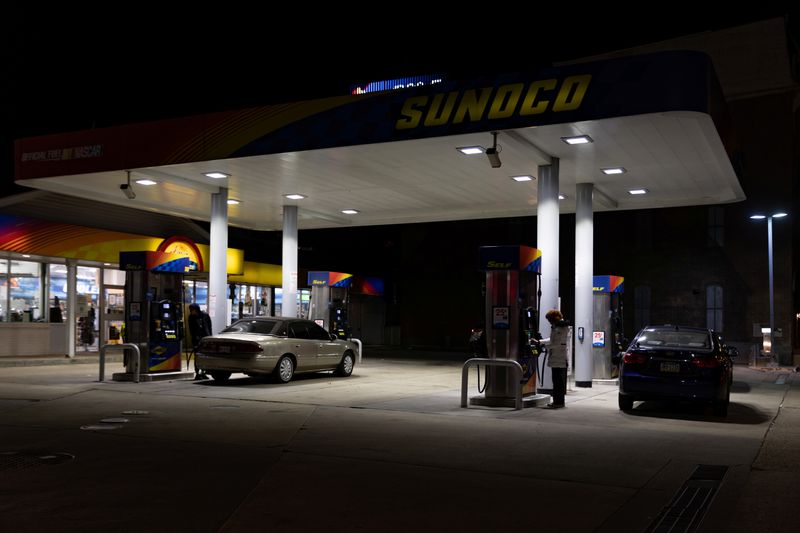 &copy; Reuters. FILE PHOTO: People pump gas at a Sunoco gas station after the inflation rate hit a 40-year high in January, in Philadelphia, Pennsylvania, U.S. February 19, 2022.  REUTERS/Hannah Beier