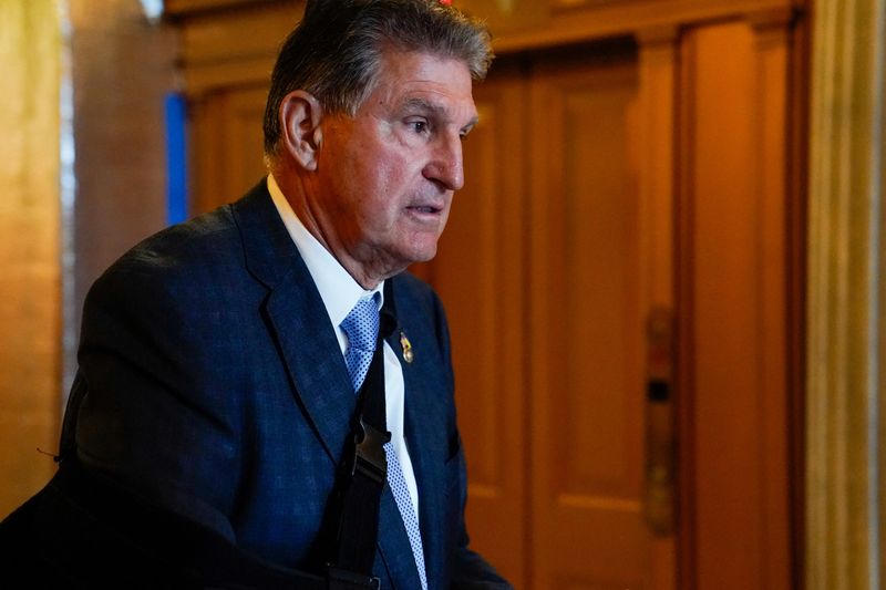 &copy; Reuters. FILE PHOTO: U.S. Senator Joe Manchin (D-WV) leaves after a vote at the U.S. Capitol in Washington, U.S., September 6, 2022. REUTERS/Elizabeth Frantz