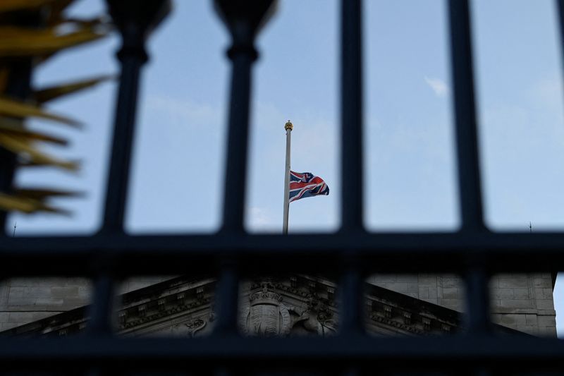 &copy; Reuters. The UK flag flutters at half mast at Buckingham Palace, after Queen Elizabeth, Britain's longest-reigning monarch and the nation's figurehead for seven decades, died aged 96, according to Buckingham Palace, in London, Britain September 8, 2022. REUTERS/To