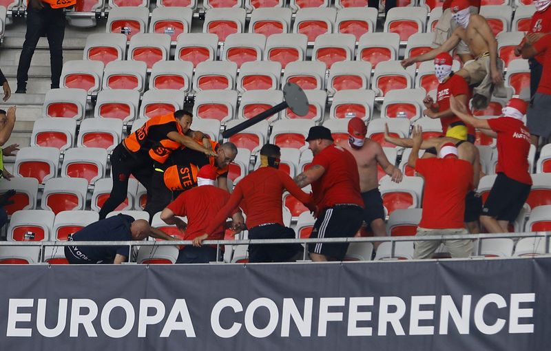 &copy; Reuters. Le coup d'envoi de la rencontre opposant l'OGC Nice au FC Cologne a été reporté en raison d'incidents ayant opposé jeudi des supporters dans les tribunes de l'Allianz Riviera, à Nice. /Photo d'archives/REUTERS/Eric Gaillard