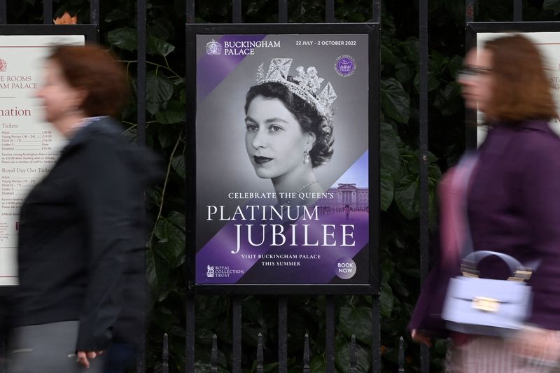 &copy; Reuters. Gente pasa junto a un cartel fuera del Palacio de Buckingham tras la declaración del Palacio de Buckingham sobre la preocupación por la salud de la reina Isabel de Gran Bretaña, en Londres, Gran Bretaña. 8 de septiembre de 2022. REUTERS/Toby Melville.