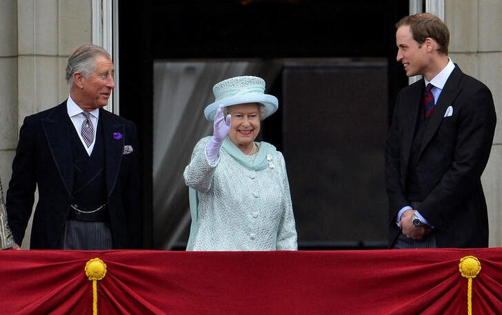 © Reuters. FOTO DE ARCHIVO: La reina Isabel de Gran Bretaña saluda con el príncipe Carlos y el príncipe Guillermo en el balcón del Palacio de Buckingham en Londres, Inglaterra, el 5 de junio de 2012. REUTERS/Toby Melville