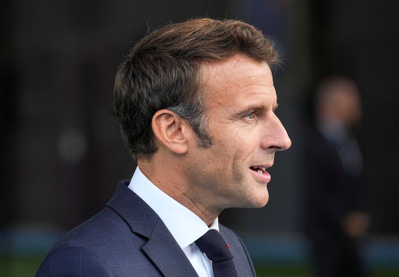 &copy; Reuters. Emmanuel Macron a rendu hommage jeudi à la reine Elizabeth II, "une amie de la France", décédée jeudi dans son château de Balmoral, en Ecosse. /Photo prise le 8 septembre 2022/REUTERS/Michel Euler
