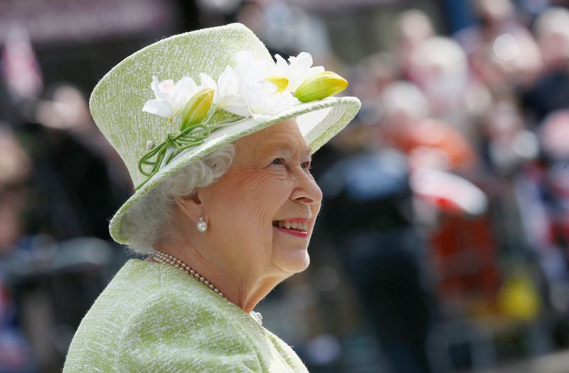 © Reuters. FILE PHOTO: Britain's Queen Elizabeth smiles as she greets well wishers on her 90th birthday during a walkabout in Windsor, west of London, Britain April 21, 2016.     REUTERS/Stefan Wermuth/File Photo