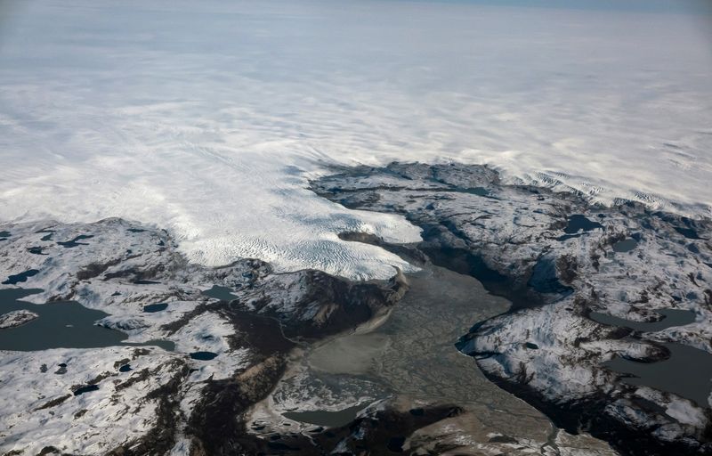 &copy; Reuters. FILE PHOTO: The edge of the ice sheet is pictured south of Ilulissat, Greenland, September 17, 2021. REUTERS/Hannibal Hanschke