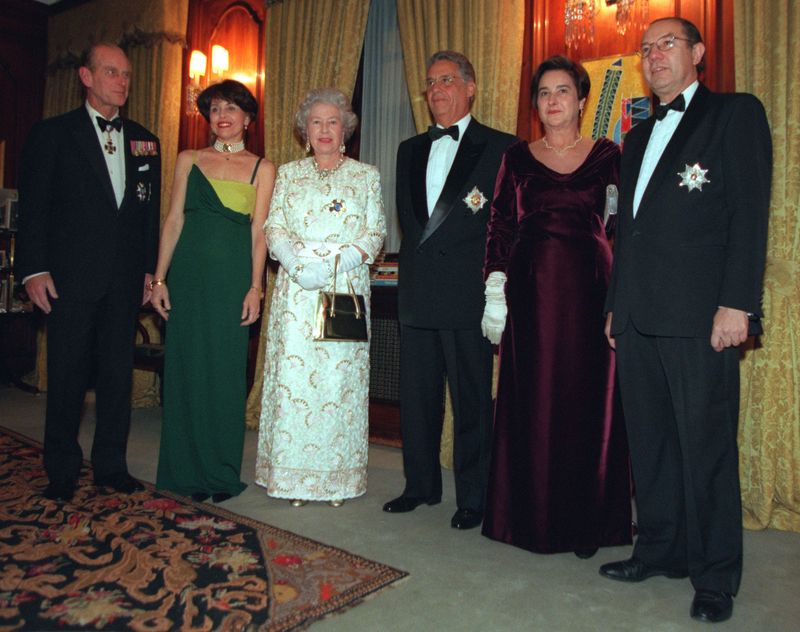 &copy; Reuters. Rainha Elizabeth recebe Fernando Henrique Cardoso e comitiva em 1997. Durante a visita brasileira ao Reino Unido, monarca condecorou Pelé
04/12/1997
Reuters