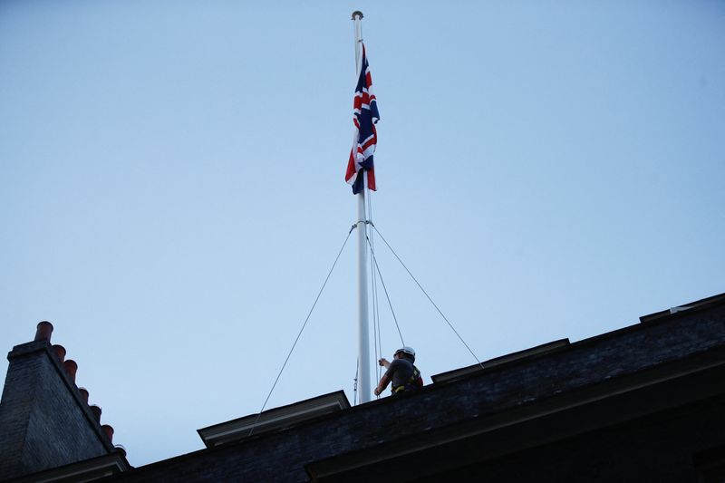 &copy; Reuters. La bandera del Reino Unido se baja a media asta después de que la reina Isabel, la monarca que más tiempo ha reinado en Gran Bretaña y el mascarón de proa de la nación durante siete décadas, murió a los 96 años, según el Palacio de Buckingham, en