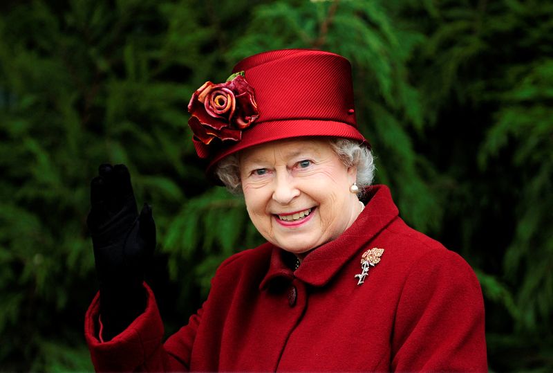 &copy; Reuters. FILE PHOTO: Britain's Queen Elizabeth II waves as she arrives for the final day of the Cheltenham Festival horse racing meeting in Gloucestershire, western England, Britain, March 13, 2009.   REUTERS/Dylan Martinez/File Photo