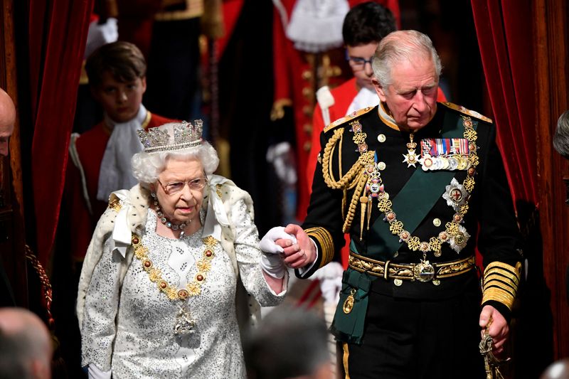 &copy; Reuters. FOTO DE ARCHIVO: La reina Isabel de Gran Bretaña llega a la Apertura de Estado del Parlamento con Carlos, Príncipe de Gales, en Londres, Gran Bretaña. 14 de octubre de 2019. REUTERS/Toby Melville/