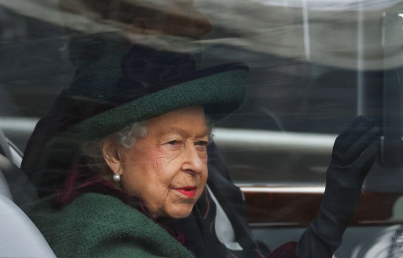 © Reuters. FILE PHOTO: Britain's Queen Elizabeth and Prince Andrew, Duke of York, arrive for the service of thanksgiving for late Prince Philip, Duke of Edinburgh, at Westminster Abbey, in London, Britain, March 29, 2022. REUTERS/Tom Nicholson