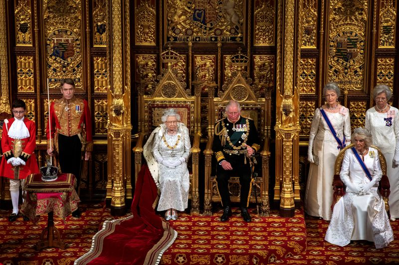 &copy; Reuters. FOTO DE ARCHIVO: La reina Isabel de Gran Bretaña, Carlos, el príncipe de Gales y Camilla, duquesa de Cornualles, durante la apertura de Estado del Parlamento en la Cámara de los Lores en el Palacio de Westminster en Londres, Gran Bretaña. 14 de octubr