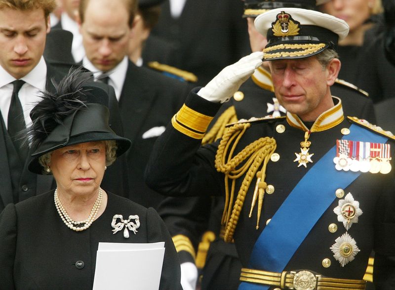 &copy; Reuters. O príncipe Charles e a rainha britânica Elizabeth na cerimônia funeral da Rainha Mãe, em Londres, 2002. REUTERS/Dan Chung/Arquivo