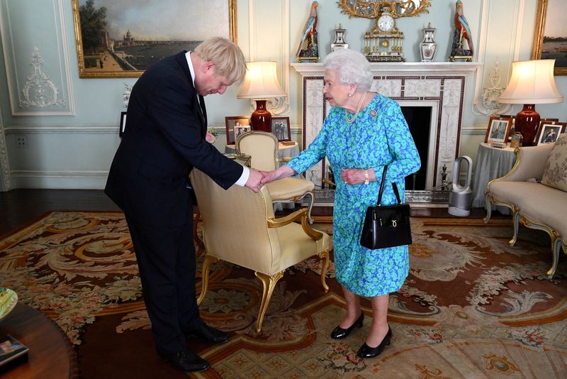 &copy; Reuters. Imagen de archivo de la reina Isabel II recibiendo a Boris Johnson durante una audiencia en el Palacio de Buckingham, donde lo reconoció oficialmente como nuevo primer ministro, en Londres, Gran Bretaña. 24 de julio, 2019. Victoria Jones/Pool vía REUTE