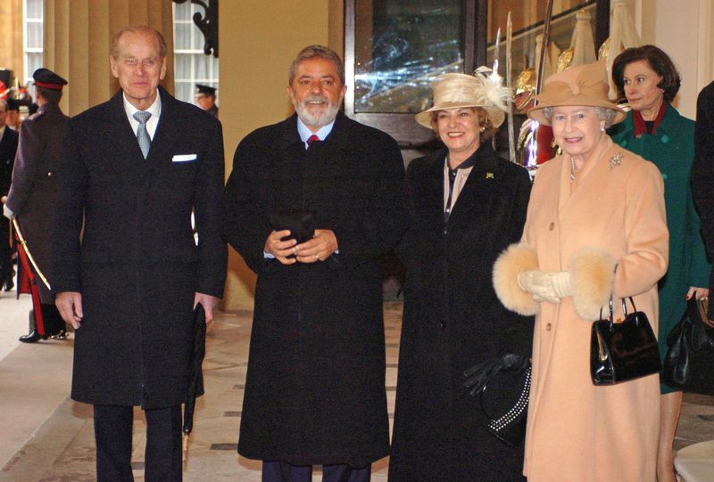 &copy; Reuters. Rainha Elizabeth e o marido, Philip, recebem Lula e Marisa em Londres em 2007. Petista lamentou morte de monarca nesta quinta-feira
07/03/2007 Reuters