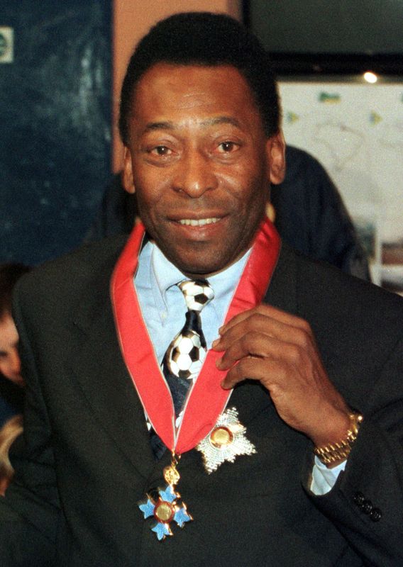 &copy; Reuters. Pelé exibe condecoração recebida da rainha Elizabeth 2ª, em Londres
REUTERS/Ian Waldie