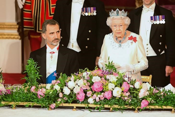&copy; Reuters. Foto de archivo de la reina Isabel II y el rey Felipe de España en el Palacio de Buckingham 
Jul 12, 2017. REUTERS/Dominic Lipinski/PA Wire/Pool