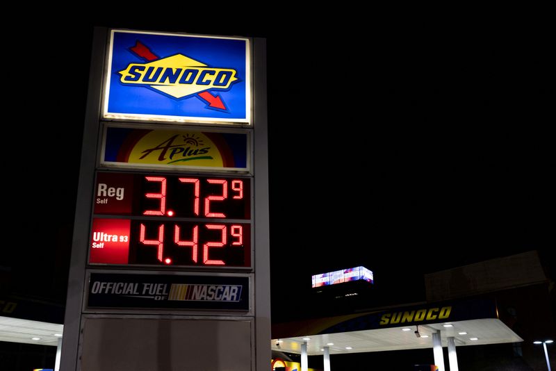 © Reuters. FILE PHOTO: Gas prices are displayed at a Sunoco gas station in Philadelphia, Pennsylvania, U.S. February 19, 2022.  REUTERS/Hannah Beier/File Photo