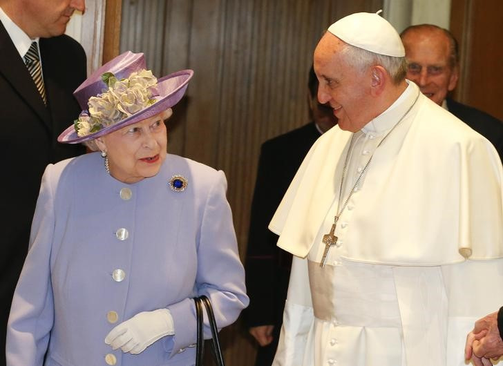 &copy; Reuters. Foto de archivo de la reina Isabel II y el Papa Francisco durante un encuentro en el Vaticano 
April 3, 2014. REUTERS/Stefano Rellandini 