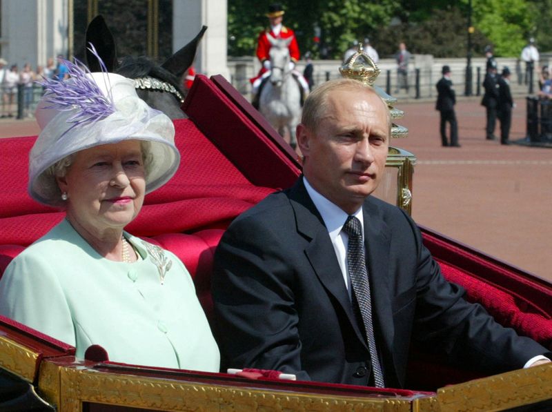 &copy; Reuters. A rainha britânica Elizabeth e o presidente russo, Vladimir Putin, em visita ao Palácio de Buckingham, em Londres, em 2003.  REUTERS/Grigory Dukor/Arquivo