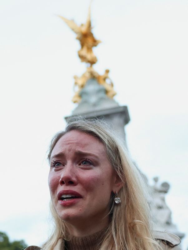 &copy; Reuters. Uma mulher chora a morte da rainha Elizabeth do lado de fora do Palácio de Buckingham, em Londres. REUTERS/Henry Nicholls