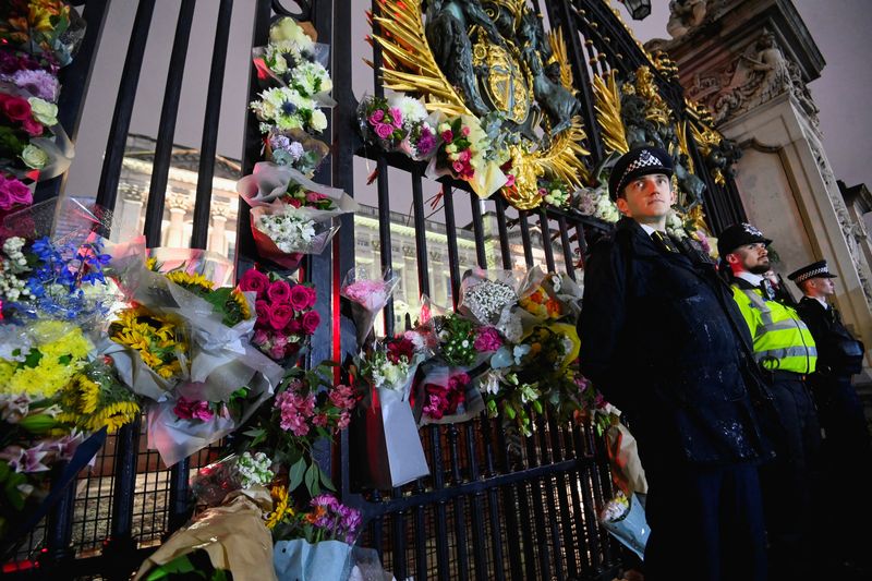 &copy; Reuters. أكاليل الزهور على بوابات قصر بكنجهام في العاصمة البريطانية لندن يوم الخميس. تصوير: توبي ميلفيل - رويترز.
