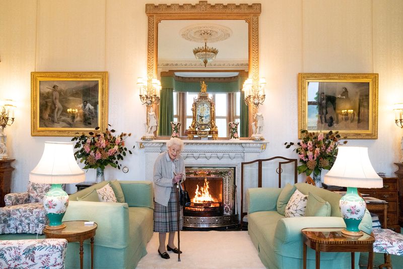 &copy; Reuters. A rainha britânica Elizabeth no Castelo de Balmoral, na Escócia. Jane Barlow/Pool via REUTERS