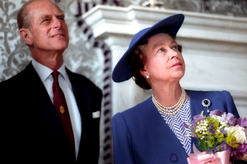 © Reuters. FILE PHOTO: Britain's Queen Elizabeth II and the Duke of Edinburgh view the restored bed-chamber at the Maritime Museum in London, in this May 1, 1990 file photo.   REUTERS/Mike Parsson