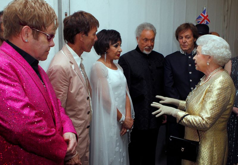 &copy; Reuters. A rainha Elizabeth 2ª conversa com cantores Elton John, Cliff Richard, Shirley Bassey, Tom Jones e Paul McCartney em 2012. REUTERS/Dave Thompson/POOL/Arquivo