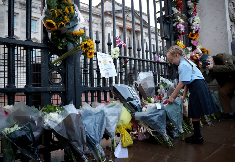 &copy; Reuters.     「英国の顔」として７０年以上にわたって親しまれてきたエリザベス女王の訃報を受け、世界各地では要人だけでなく、多くの市民らも哀悼の意をささげた。写真はバッキンガム宮殿の