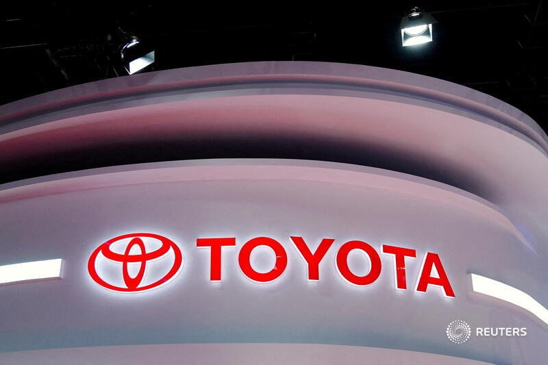 &copy; Reuters. 　９月８日、トヨタ自動車は、米国でトヨタ車とレクサス車のリコールに関連した集団訴訟に暫定和解した。写真はトヨタのロゴ。上海で昨年４月撮影（２０２２年　ロイター／Aly Song）
