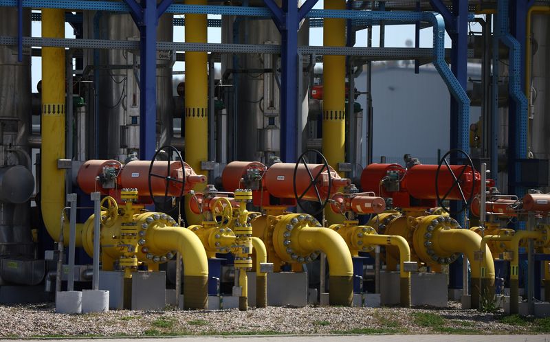 &copy; Reuters. Les ministres de l'Energie des pays de l'Union européenne se réunissent vendredi pour chercher, dans une longue liste de mesures potentielles, des solutions pour protéger les citoyens du bloc communautaire face à la flambée des prix de l'énergie. /P