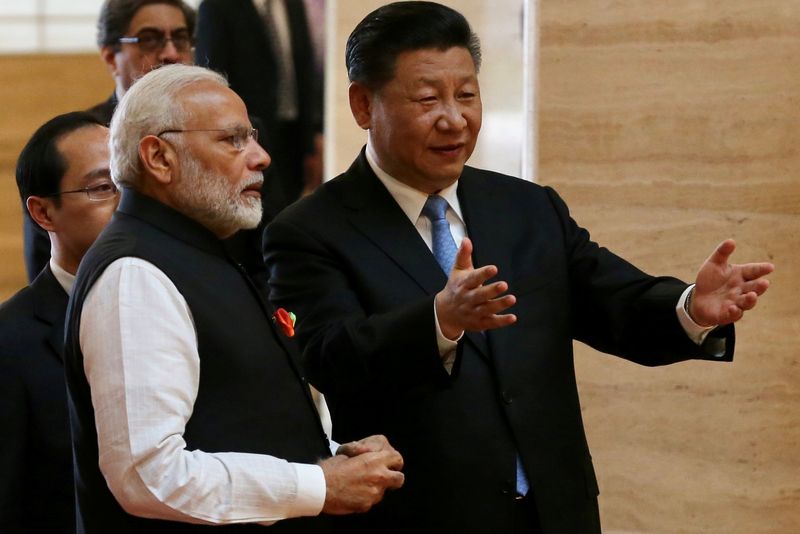 &copy; Reuters. الرئيس الصيني شي جين بينغ (الى اليمين) ورئيس الوزراء الهندي ناريندرا مودي في صورة من أرشيف رويترز.