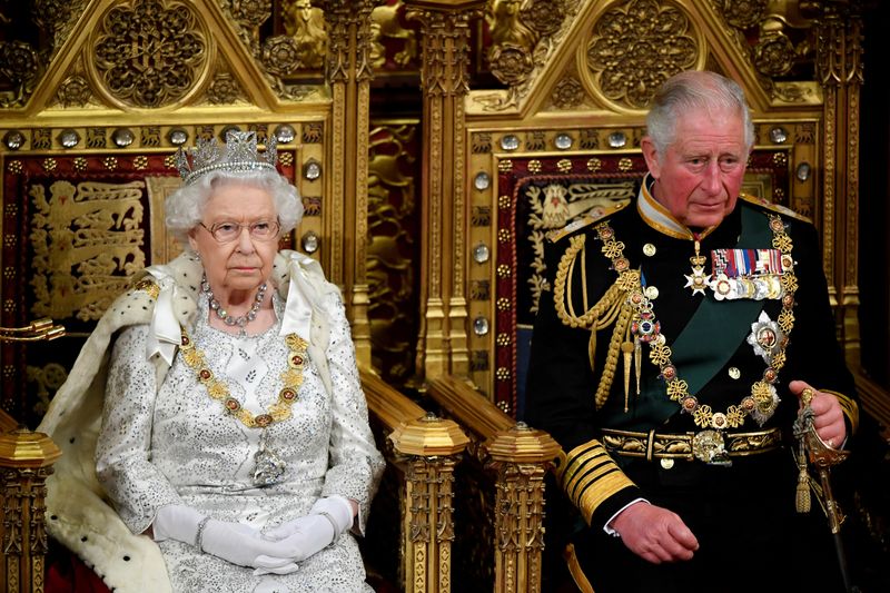 &copy; Reuters. FOTO DE ARCHIVO. La reina Isabel II de Reino Unido y Carlos, el príncipe de Gales, son vistos antes del discurso de la reina durante la apertura de Estado del Parlamento en Londres, Reino Unido. 14 de octubre de 2019. REUTERS/Toby Melville/Pool