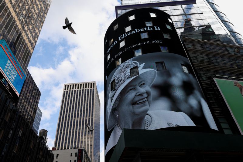 © Reuters. A bird flies by as a tribute to Queen Elizabeth appears on the screen of the Nasdaq MarketSite billboard, after Queen Elizabeth, Britain's longest-reigning monarch and the nation's figurehead for seven decades, died aged 96, according to Buckingham Palace, in Times Square, in New York, U.S., September 8, 2022. REUTERS/Andrew Kelly