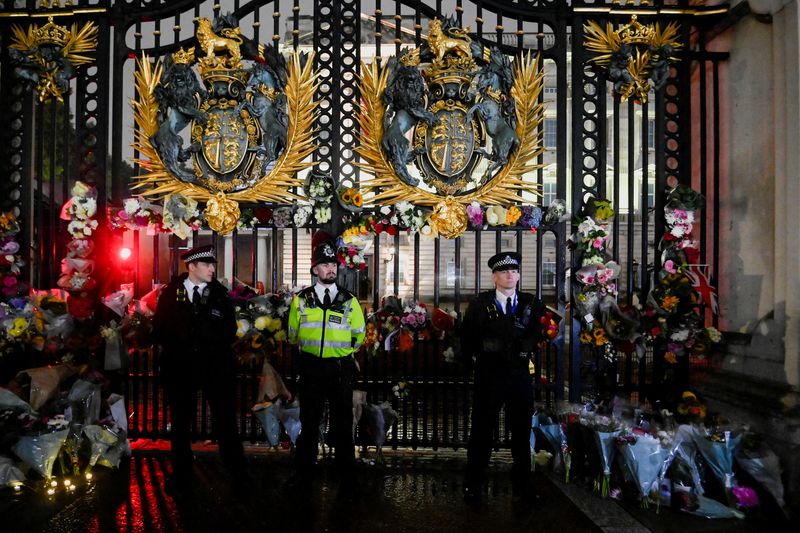 &copy; Reuters. Funzionari di polizia all'esterno di Buckingham Palace dopo morte di Elisabetta II. 8 settembre 2022. REUTERS/Toby Melville