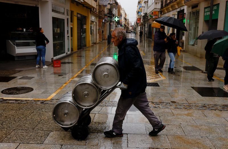 &copy; Reuters. A worker pushes a cart with beer barrels in Ronda, southern Spain, May 4, 2022. REUTERS/Jon Nazca