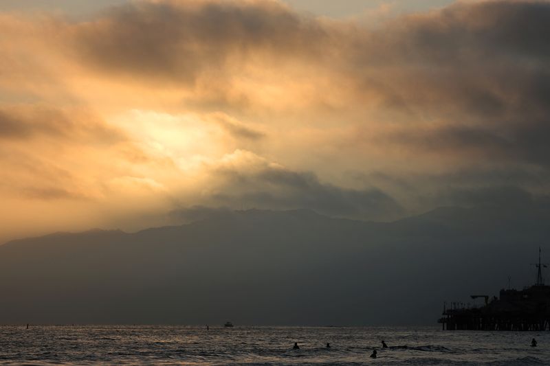 &copy; Reuters. FOTO DE ARCHIVO. Imagen referencial del sol poniéndose sobre el océano Pacífico en Santa Mónica, California, Estados Unidos. 21 de junio de 2022. REUTERS/Lucy Nicholson