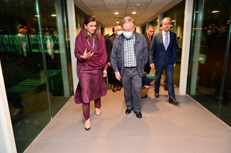 &copy; Reuters. António Guterres, secretario general de las Naciones Unidas, camina con la ministra de Asuntos Exteriores de Pakistán, Hina Rabbani Khar, a su llegada al aeropuerto internacional de Islamabad, en Islamabad, Pakistán. 9 de septiembre de 2022. Departamen