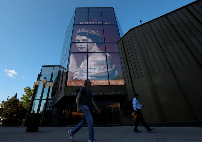 &copy; Reuters. Varias personas caminan mientras aparece un homenaje a la reina Isabel en el Centro Nacional de las Artes, tras el fallecimiento de la reina Isabel, en Ottawa, Ontario, Canadá, el 8 de septiembre de 2022.  REUTERS/Patrick Doyle