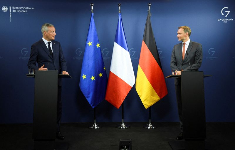 &copy; Reuters. FILE PHOTO: German Finance Minister Christian Lindner and French Finance Minister Bruno Le Maire attend a news conference, after Le Maire was awarded the Grand Cross of the Order of Merit of the Federal Republic of Germany, at the Ministry of Finance in B