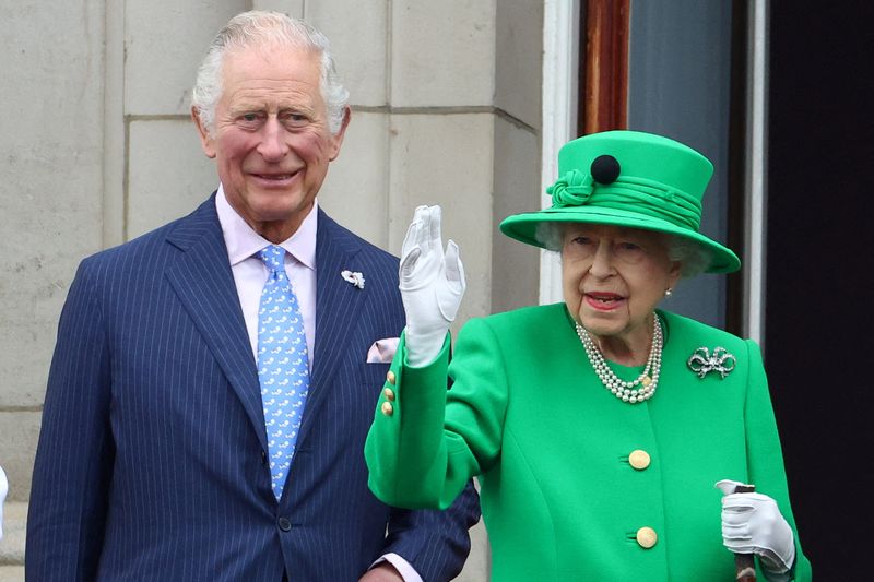 &copy; Reuters. FILE PHOTO: Britain's Queen Elizabeth and Prince Charles stand on a balcony during the Platinum Jubilee Pageant, marking the end of the celebrations for the Platinum Jubilee of Britain's Queen Elizabeth, in London, Britain, June 5, 2022. REUTERS/Hannah 