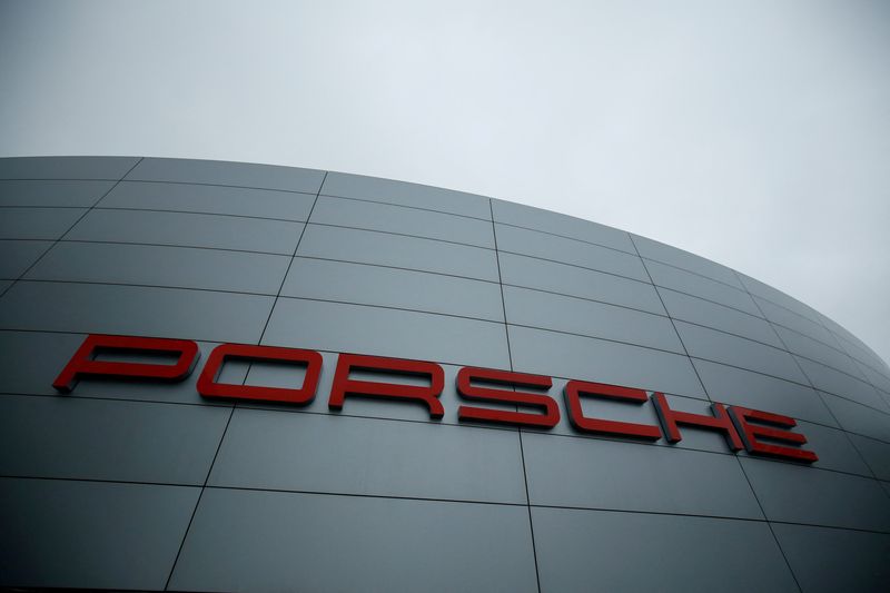 © Reuters. شعار شركة بورشه الألمانية لصناعة السيارات على مركز لخدمة العملاء بجوار مصنع بورشه بألمانيا في صورة من أرشيف رويترز .  