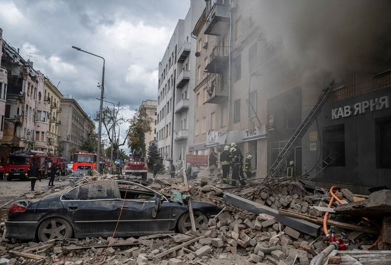 &copy; Reuters. رجال الإطفاء يعملون في موقع مبنى سكني دمرته ضربة عسكرية روسية وسط هجوم روسي على أوكرانيا في مدينة خاركيف بأوكرانيا يوم السادس من سبتمبر أيل