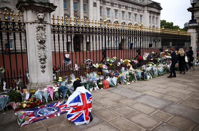 &copy; Reuters. أشخاص يضعون باقات الزهور  أمام قصر بكنجهام يوم الجمعة حدادا على وفاة الملكة إليزابيث الثانية ملكة بريطانيا. تصوير : هنري نيكولز - روبترز .  